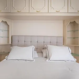  Apartment Neptune Suite-hosted By Sweetstay