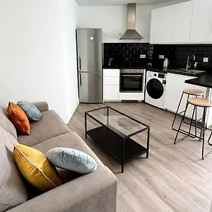  Apartment Modern Centre Two Bedroom Windsor - Grand House